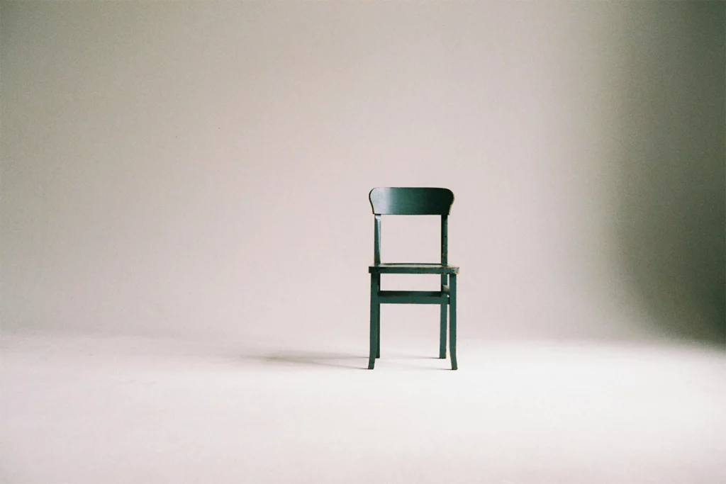Chaise seule dans une pièce