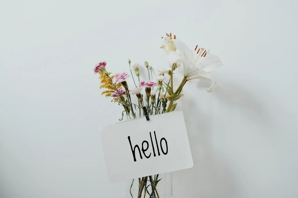 fleurs avec papier "hello"