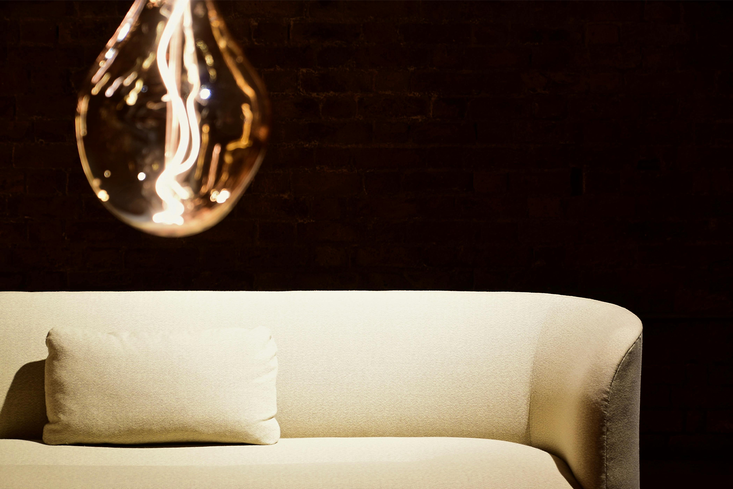 canapé avec grande ampoule au dessus